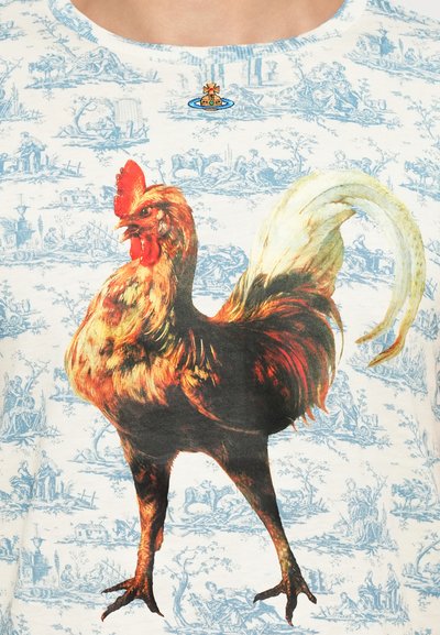 Katoenen T-shirt met een grote, kleurrijke afbeelding van een haan op een lichte achtergrond met blauwe ingewikkelde patronen. Ronde halslijn, korte mouwen.