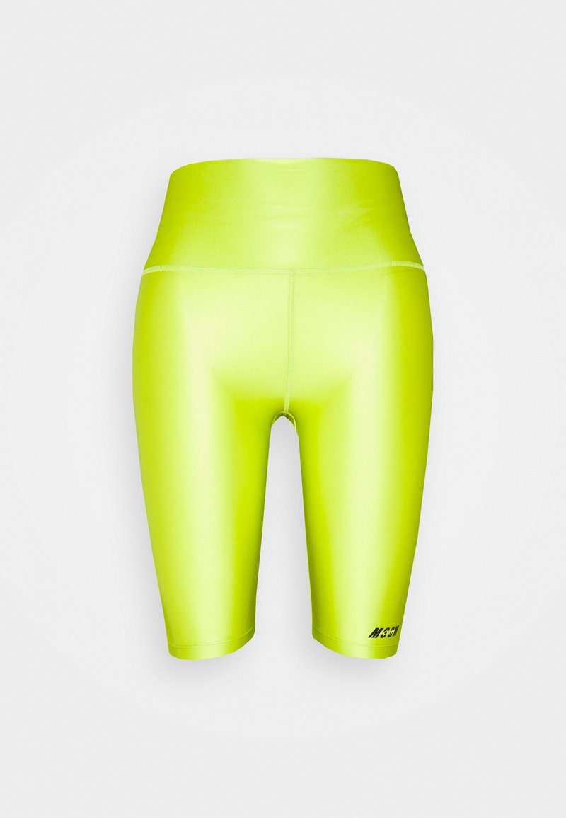 Short de cycliste taille haute jaune néon avec une finition lisse et un petit logo noir sur la partie inférieure de la jambe gauche sur un fond uni.