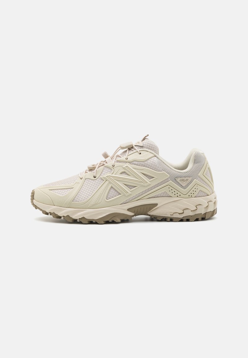 Beige Sport- schuhe mit einem Mesh-Obermaterial, strukturierten synthetischen Überzügen und einer robusten Gummisohle für Trittfestigkeit. Mit elastischen Schnürsenkeln und einem gepolsterten Schaft.