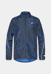 Blauwe en zwarte windbreakerjas met een textuurpatroon in geometrische vormen, volledige ritssluiting, hoge kraag en reflecterende accenten op de mouwen.