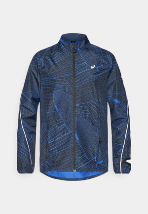Blaue und schwarze Windbreaker-Jacke mit texturiertem geometrischem Muster, durchgehendem Reißverschluss, hohem Kragen und reflektierenden Akzenten an den Ärmeln.