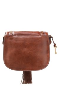 Brun læder crossbody taske med en afrundet form, der har en tekstureret overflade, guldfarvet hardware og en frynse detalje i bunden.