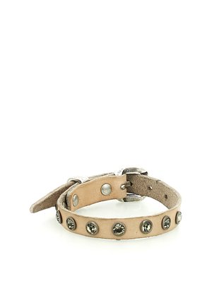 Bracciale in pelle marrone chiaro con piccole pietre preziose scure e rotonde disposte uniformemente attorno al cinturino e fibbia in argento.