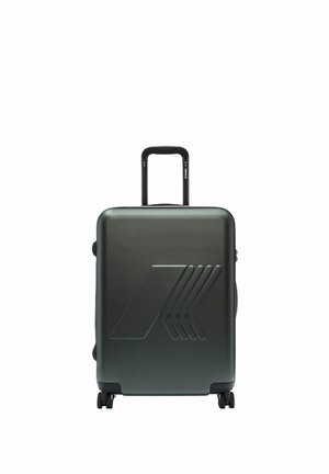 Donkergrijze harde koffer met vier wielen en een uitgeschoven zwarte telescopische handgreep, voorzien van een verhoogd pijlontwerp aan de voorkant.