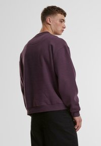 Urban Classics FLUFFY CREWNECK - Sudadera - plumpurple