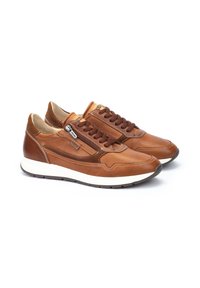 Sneaker in pelle marrone con design perforato, lacci marroni e zip laterale. Presenta una suola intermedia bianca e dettagli testurizzati.