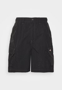 Shorts cargo noirs en tissu léger, dotés d'une ceinture élastique, de multiples poches et de détails de surpiqûres blanches visibles.