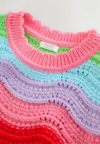 Pull en maille douce avec un motif ondulé, présentant des couleurs arc-en-ciel : rose, rouge, violet, bleu, vert. Col côtelé et texture fantaisiste.