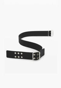 Cintura nera realizzata in materiale spesso con una superficie liscia, dotata di una fibbia in metallo argento e cinque rivetti cilindrici per la regolazione.