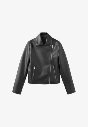 Chaqueta de motociclista de cuero negro con cuello alto, cierre frontal de cremallera y dos bolsillos laterales con cremallera. Textura suave y forma ajustada.