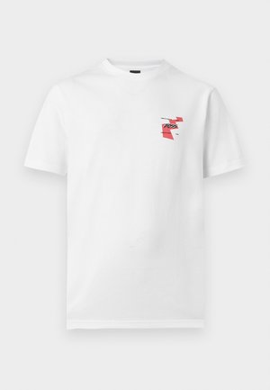 Camiseta blanca de manga corta con un pequeño gráfico geométrico rojo y texto "BOSS" en el lado izquierdo del pecho.