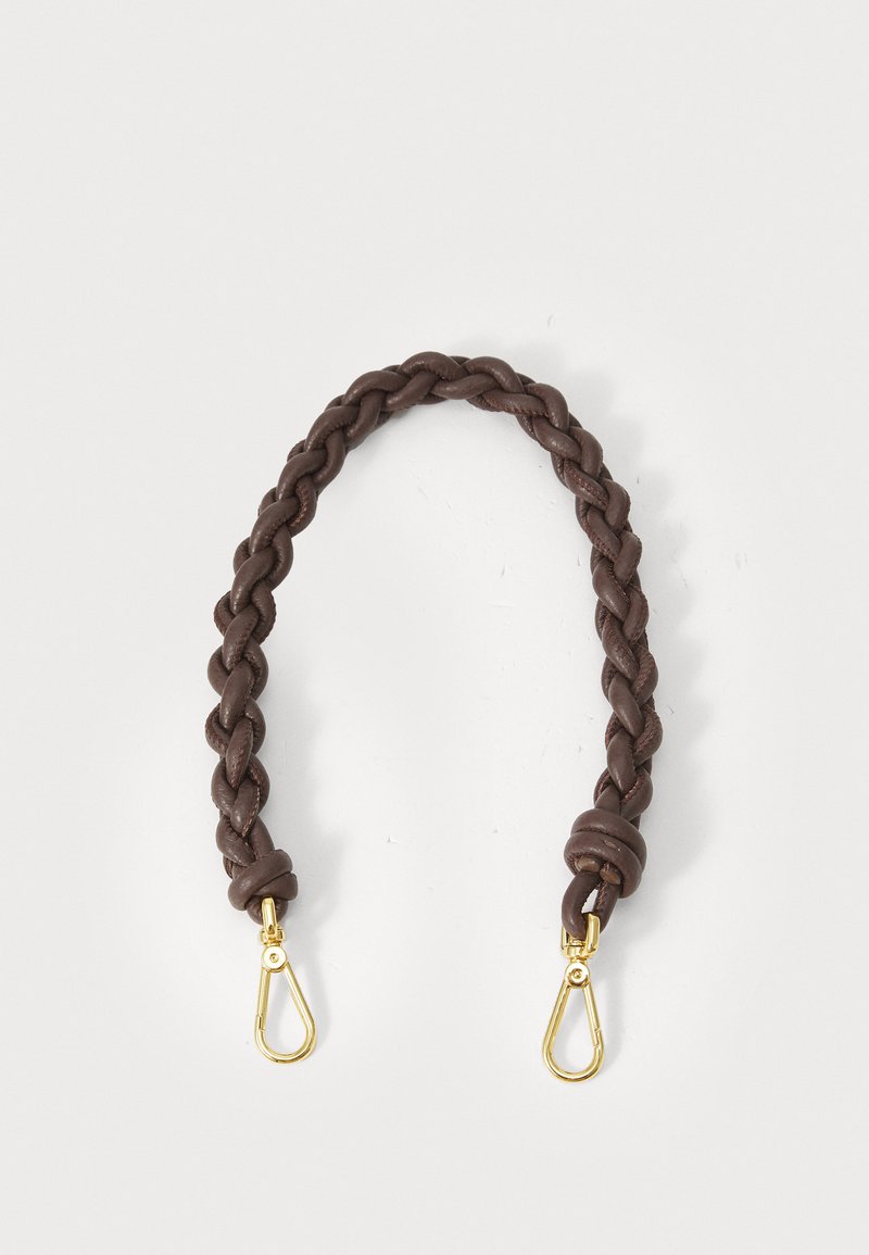 Sangle en cuir tressé marron avec deux fermoirs à ressort en ton or à chaque extrémité. Texture lisse, design symétrique et apparence durable.