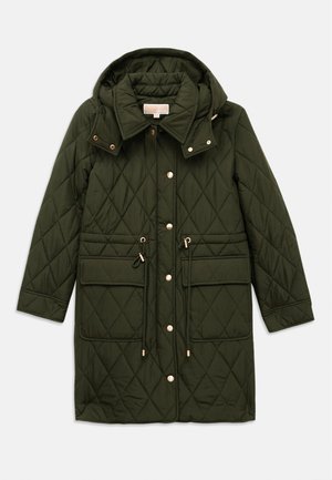 Giacca lunga trapuntata verde oliva con cappuccio, bottoni a pressione sul davanti, vita regolabile con cordino, tasche a patta e colletto su sfondo semplice.