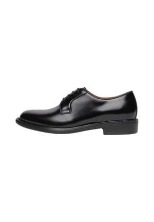 Zapato de vestir de hombre de cuero negro pulido con cordones cerrados y tacón bajo, mostrado de perfil sobre fondo blanco.