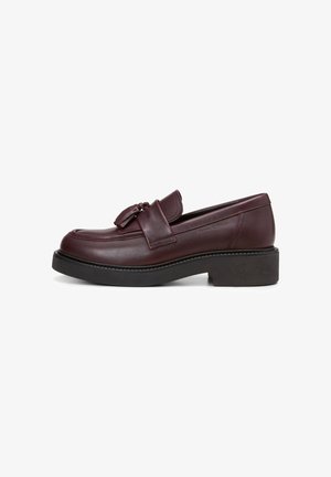 Mocassins en cuir bordeaux avec une semelle plate épaisse et un accent de gland décoratif. Fini lisse avec des détails de couture subtils.
