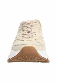 Chaussure de sport beige avec une tige en tissu effiloché, des lacets texturés et un intercalaire blanc. La semelle extérieure en caoutchouc présente un motif antidérapant pour une meilleure traction.