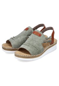 Sandales en daim gris à bout ouvert, dessus élastiqué, accents en cuir marron, et semelle blanche en caoutchouc avec texture tissée.