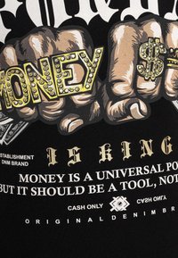 Schwarzes T-Shirt mit kühner Grafik von geballten Fäusten, die das Wort "MONEY" in Gelb mit Strasssteinen halten, sowie detailliertem weißen und goldenen Text darunter.