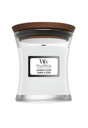 Glazen WoodWick geurkaars met houten deksel, gelabeld met de geur Lavendel & Ceder, witte was aan de binnenkant.