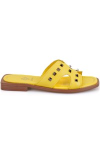 Gelbe Rutschsandalen aus glattem Leder mit offenem Zehenbereich. Merkmale sind metallische Nieten, eine braune Sohle und ein minimalistisches flaches Profil.