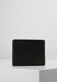 Portefeuille en cuir noir avec une texture lisse, design bi-fold et un détail d'accent marron sur le côté. Forme minimaliste et compacte.