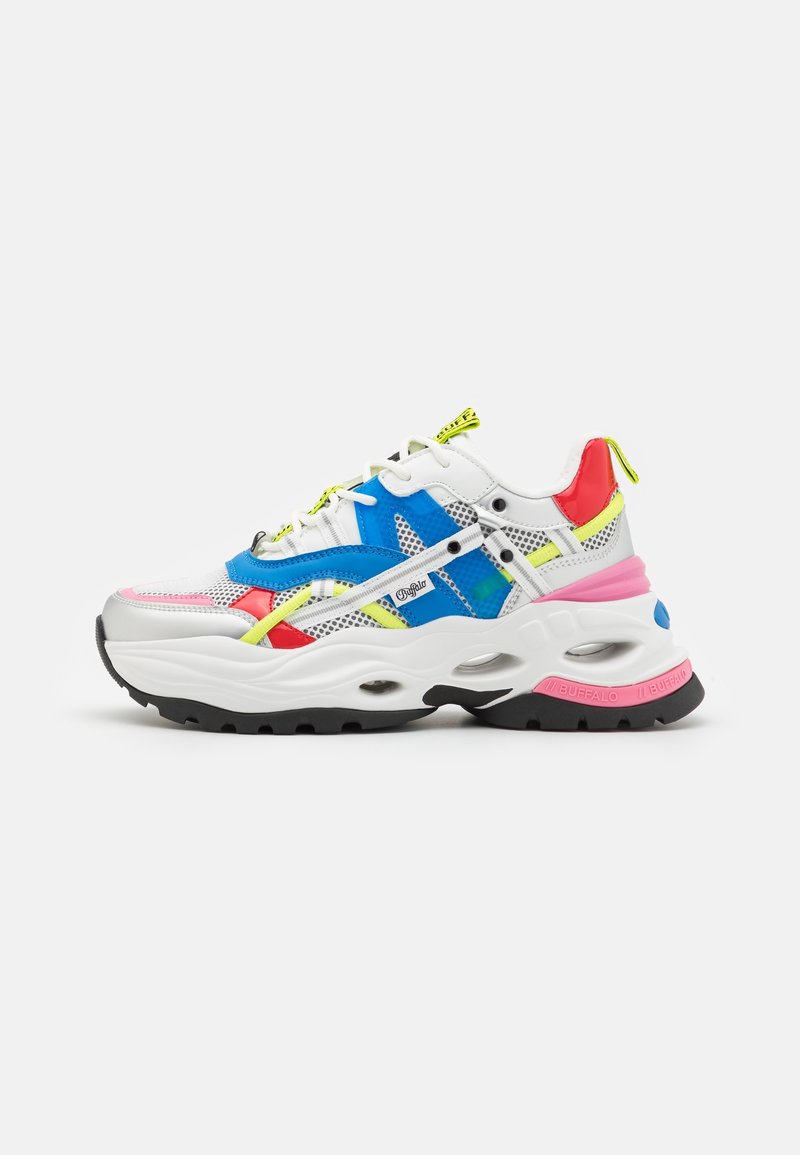 Klobiger mehrfarbiger Sneaker mit weißer Basis, blauen, pinken, roten und neongelben Akzenten, dicker Sohle mit Ausschnittdetails und schwarzer Profilsohle.