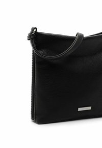 Borsa a spalla in pelle nera con superficie texturizzata, design sottile e un piccolo dettaglio in metallo argentato sulla parte anteriore.