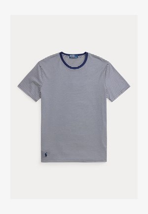 Tričko s námorníckymi a bielymi pruhmi, okrúhly výstrih, krátke rukávy, bavlnený materiál, so malým logom na ľavej dolnej strane.