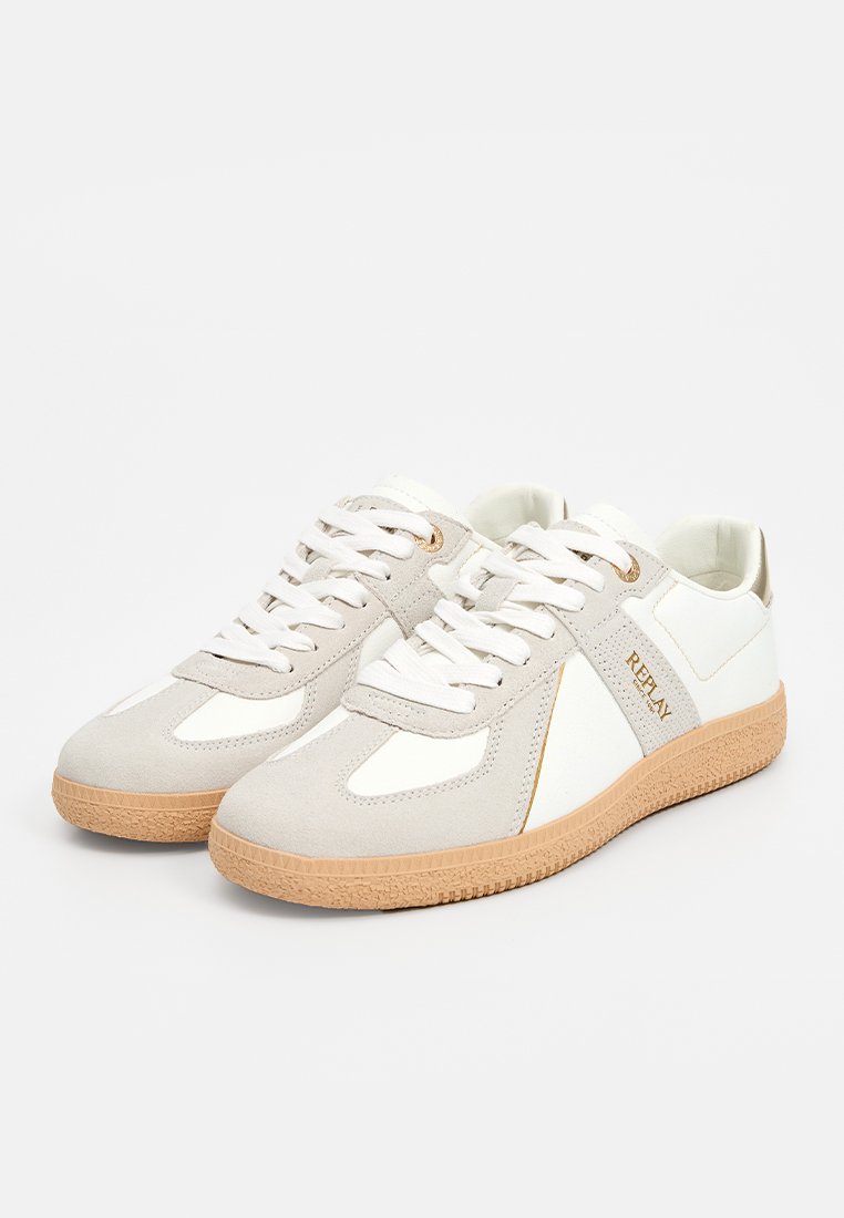 Sneaker basse bianche e grigie chiaro con suole in gomma testurizzata, lacci bianchi e marchio "REPLAY" sui pannelli laterali.