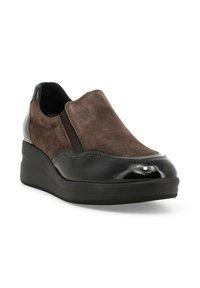 Scarpe slip-on in suede marrone con punta in vernice nera e suola platform. Presentano pannelli elastici laterali e dettagli di cucitura curva sulla tomaia.