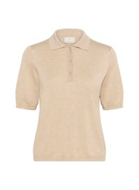Beige gebreide polo met korte mouwen, heeft een standaard kraag en een placket met drie knopen. Zachte textuur met een getailleerde pasvorm.