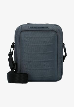 Borsa a spalla in tessuto grigio con superficie testurizzata, tracolla nera regolabile e logo "Porsche Design" in rilievo sul davanti.