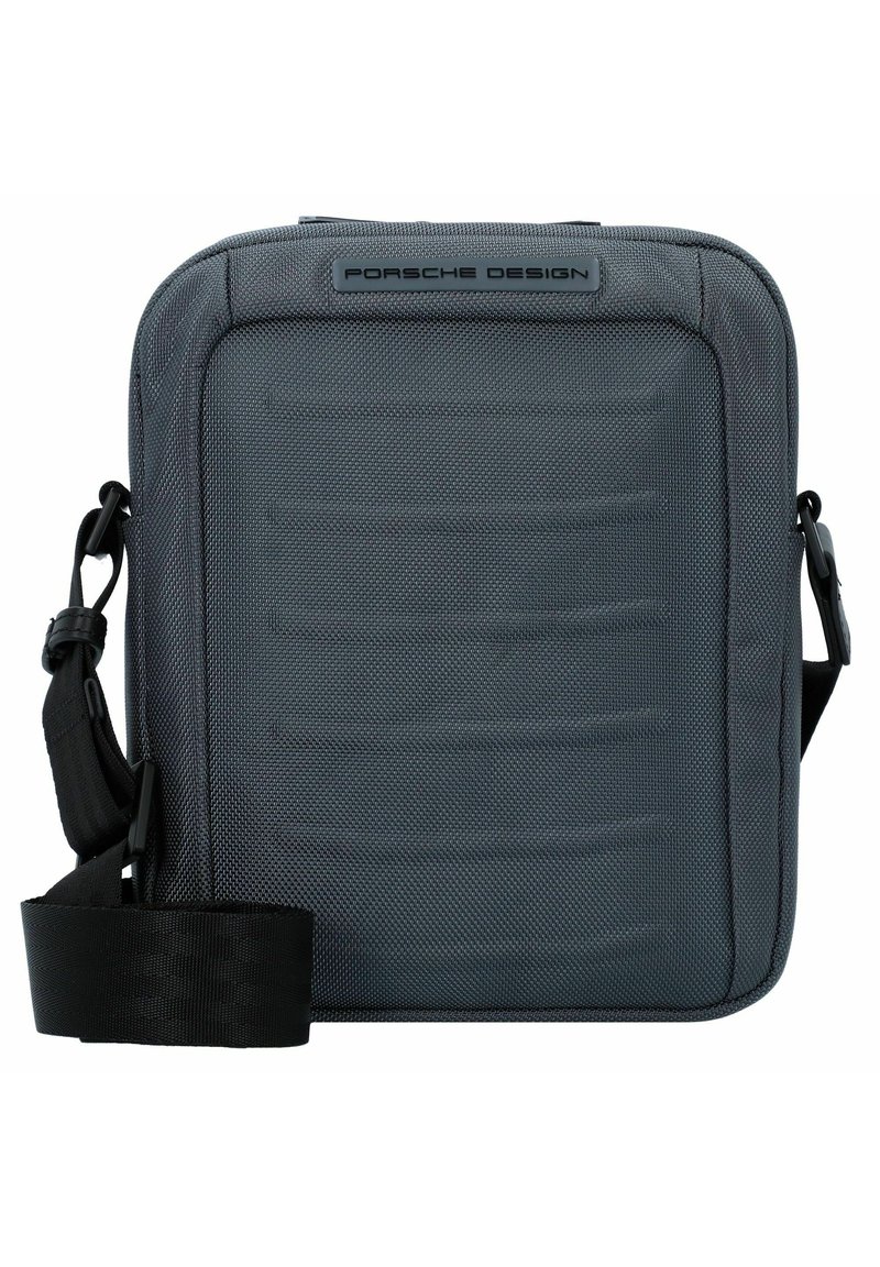 Borsa a spalla in tessuto grigio con superficie testurizzata, tracolla nera regolabile e logo "Porsche Design" in rilievo sul davanti.