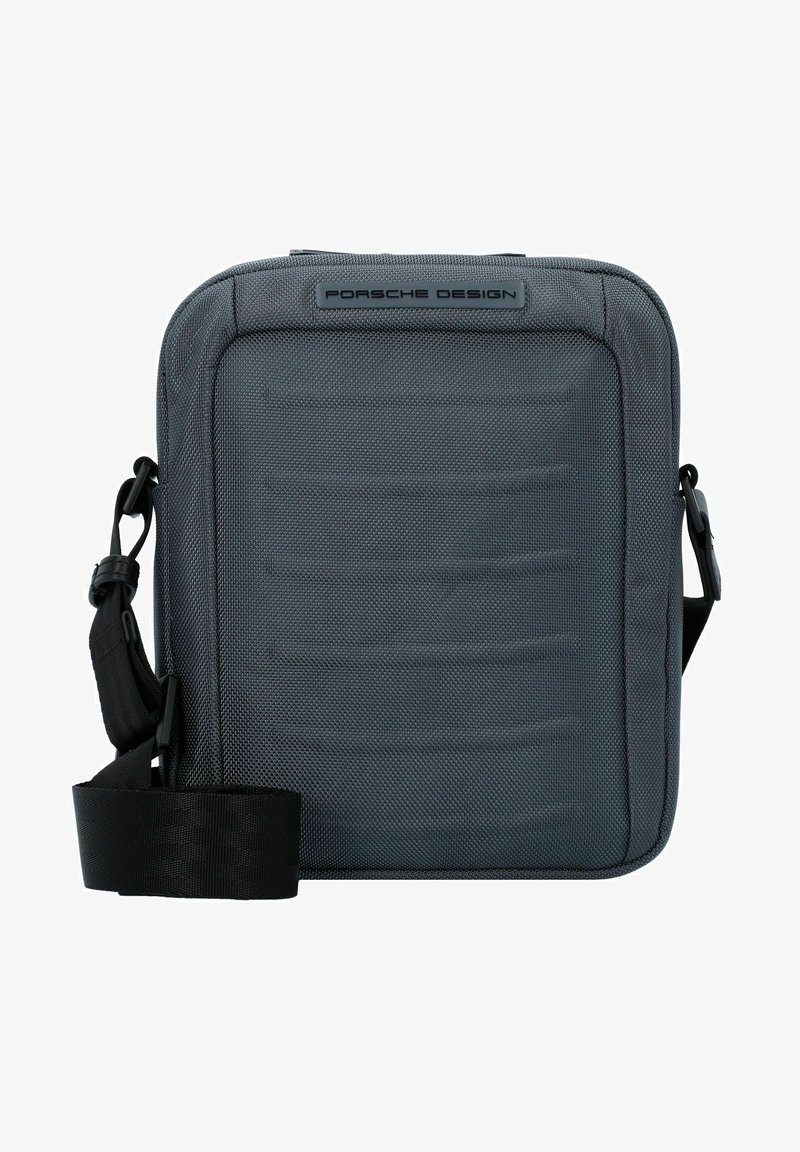 Borsa a spalla in tessuto grigio con superficie testurizzata, tracolla nera regolabile e logo "Porsche Design" in rilievo sul davanti.