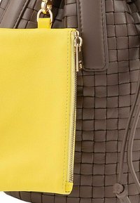 Borsa a mano in pelle intrecciata marrone con pochette a zip in pelle gialla brillante, removibile. Finiture in oro sulla zip e sulla tracolla.