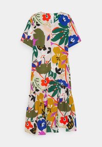 Sukienka w kwiatowy wzór z krótkimi rękawami, okrągłym dekoltem i warstwową spódnicą. Kolory obejmują czerwony, niebieski, zielony, żółty i różowy.