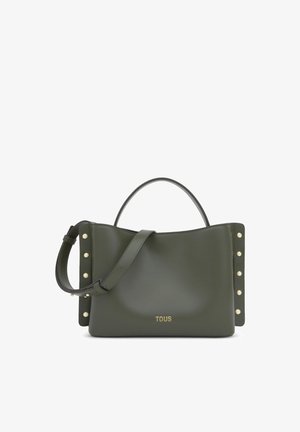 Borsa a mano in pelle verde oliva con manico superiore, tracolla regolabile, borchie dorate ai lati e logo "TOUS" dorato al centro frontale.