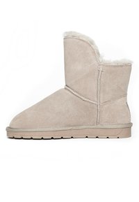Stivaletto in suede tan con morbida fodera in pelliccia, punta arrotondata e suola in gomma bassa. Presenta cuciture visibili lungo le cuciture e un'etichetta con marchio.