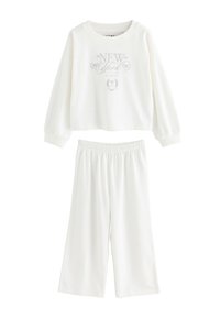 Weißes zweiteiliges Loungewear-Set mit langärmligem Oberteil mit New York Schriftzug und weitem Hosenbein mit elastischem Bund.