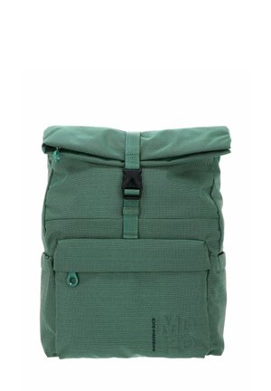 Sac à dos vert à rabat roulant en tissu texturé. Il comprend une poche avant, des ferrures noires et un logo minimal embossé à l'avant.