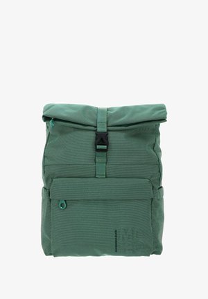 Sac à dos vert à rabat roulant en tissu texturé. Il comprend une poche avant, des ferrures noires et un logo minimal embossé à l'avant.