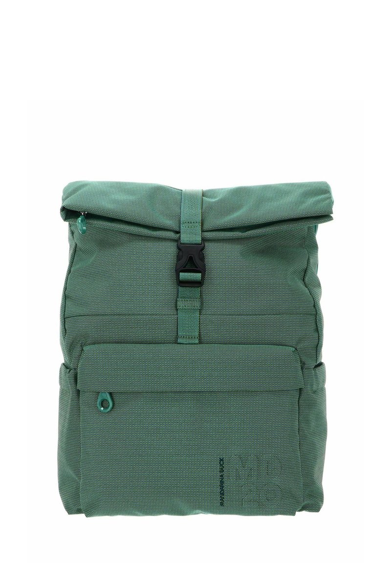 Sac à dos vert à rabat roulant en tissu texturé. Il comprend une poche avant, des ferrures noires et un logo minimal embossé à l'avant.
