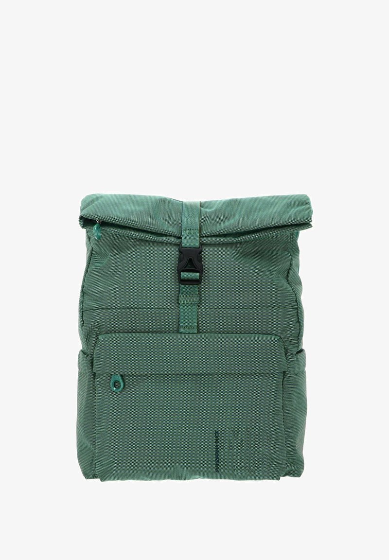 Sac à dos vert à rabat roulant en tissu texturé. Il comprend une poche avant, des ferrures noires et un logo minimal embossé à l'avant.