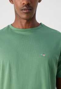 GANT PRINTED ARCHIVE SHIELD - T-shirt basique - dried forest