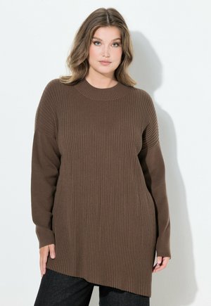 Pull en maille côtelée marron avec un col rond et des manches longues, doté d'un ourlet asymétrique et d'un tissu texturé.