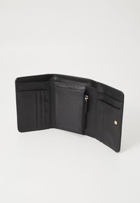 Portofel negru din piele cu sloturi multiple pentru carduri, o compartiment zipat și închidere cu capsa. Textură netedă și formă rectangulară.