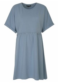 Robe bleu clair mi-genoux en tissu doux, avec manches courtes, encolure ronde et taille élastique froncée.