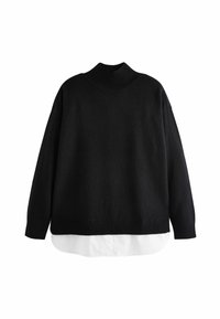 Crni oversized pulover s visokim rebrastim vratom i dugim rukavima. Ima teksturiranu površinu i bijeli rub košulje koji viri ispod.