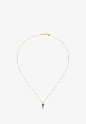 Guldtonet halskæde med en delikat kæde og en vertikal vedhæng med tre stablede, multifarvede ædelsten.