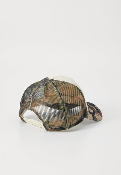 Casquette à motif camouflage avec un dos en mesh, une partie avant beige et une visière courbée. Elle dispose d'une sangle réglable et d'un tissu texturé pour la respirabilité.